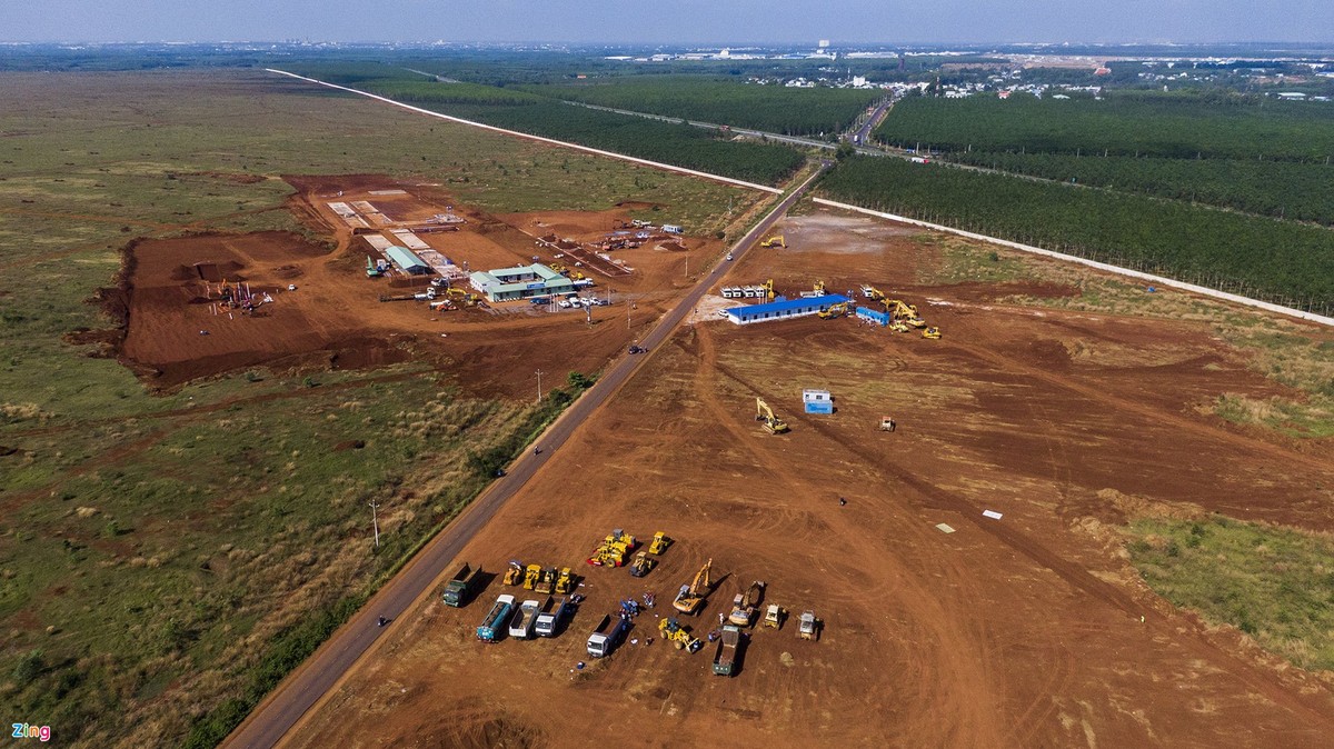 Đầu tháng 2, Thủ tướng Phạm Minh Chính cùng đại diện bộ, ngành Trung ương có chuyến thị sát và làm việc với các đơn vị thực hiện dự án Cảng hàng không quốc tế Long Thành. Thủ tướng phê bình việc chậm tiến độ của dự án, đồng thời chỉ đạo Bộ Giao thông Vận tải (GTVT) cùng đơn vị liên quan phối hợp thực hiện hiệu quả hơn, đẩy nhanh thu hồi đất, bồi thường, hỗ trợ tái định cư, bàn giao sớm 100% mặt bằng.