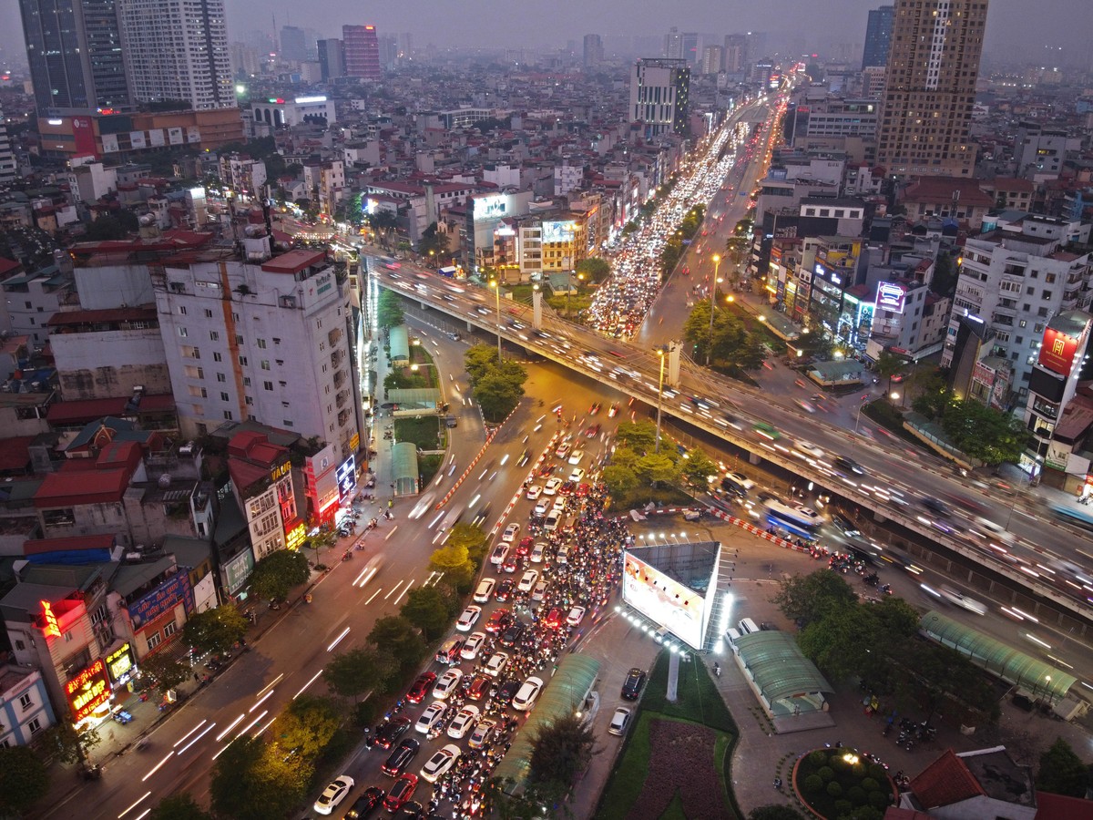 Nút giao Ngã Tư Sở nhiều năm qua gây nhức nhối với người tham gia giao thông ở Hà Nội. Kể từ khi dự án đường vành đai 2 Vĩnh Tuy - Ngã Tư Sở thông xe một phần, cảnh ùn tắc vào giờ cao điểm ở đây không thuyên giảm, trái lại còn diễn ra nghiêm trọng hơn.