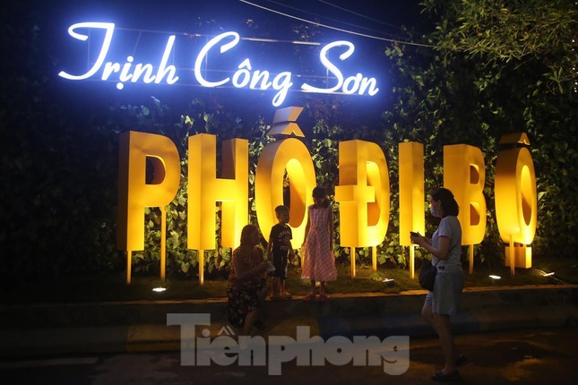 Phố đi bộ Trịnh Công Sơn được khai trương tháng 5/2018, dài 900 m nằm gần khu Công viên nước Hồ Tây, quận Tây Hồ. Do ảnh hưởng của dịch COVID-19, 2 năm qua, phố đi bộ dừng hoạt động. Ảnh: Duy Phạm.