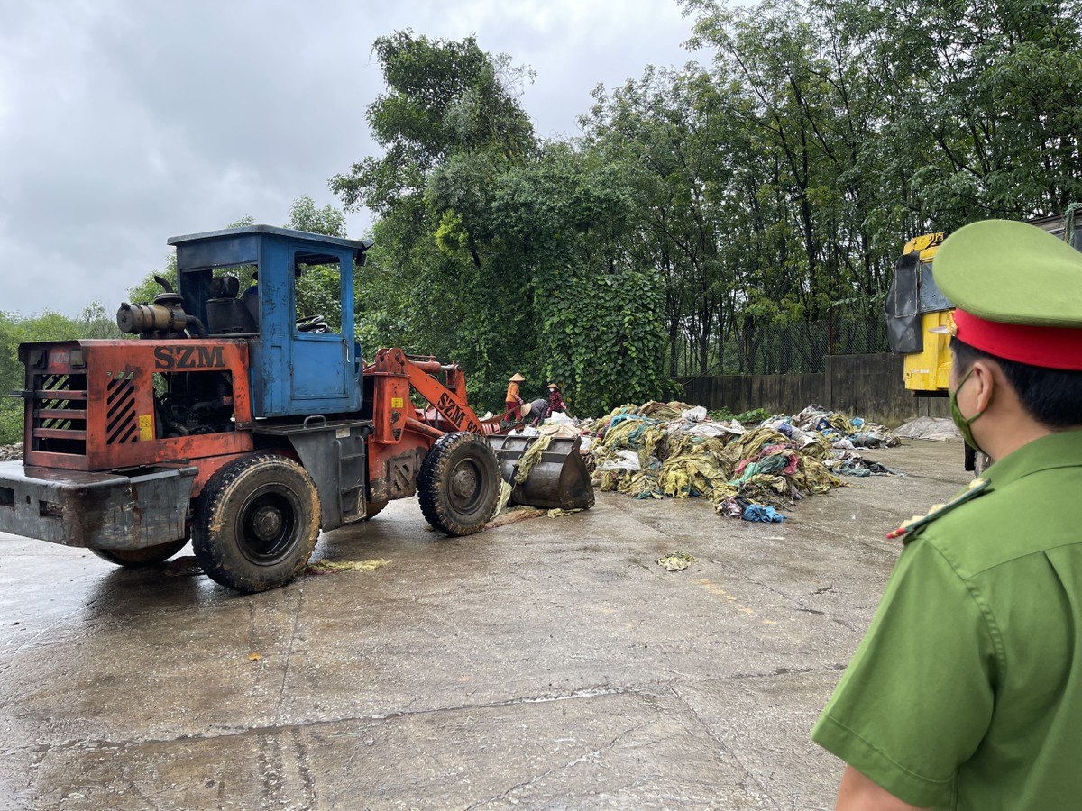 Mới đây (ngày 17/5), Phòng Cảnh sát môi trường Công an tỉnh Thừa Thiên Huế cho biết, đơn vị vừa phối hợp với Công an huyện Phong Điền kiểm tra phát hiện Công ty TNHH 1 thành viên cao su Huy Anh (đóng tại xã Phong Mỹ, huyện Phong Điền) có hành vi đổ, thải, đốt chất thải rắn công nghiệp thông thường trái quy định của pháp luật về bảo vệ môi trường. 