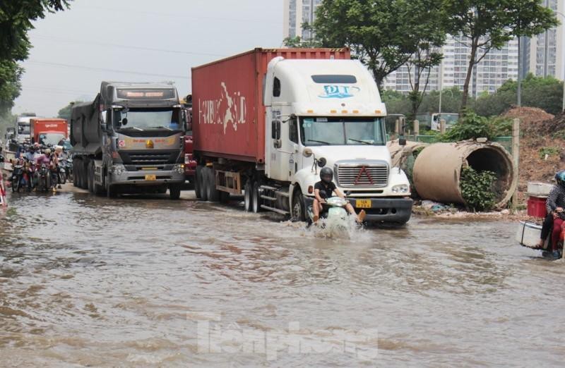 Cho ý kiến về việc sau hơn một ngày Hà Nội không còn mưa lớn, nhưng một số hầm chui và đường gom Đại lộ Thăng Long vẫn ngập sâu, đại diện Cty Thoát nước Hà Nội vừa thông tin với PV Tiền Phong: nguyên nhân ngập kéo dài là do nước sông Nhuệ dâng cao, dẫn đến hệ thống thoát nước tự chảy bị tê liệt. Ảnh chụp trên Đại lộ Thăng Long chiều 25/5.