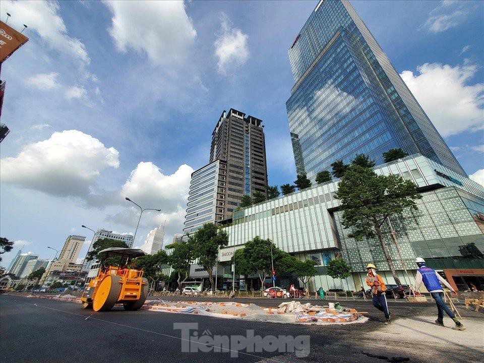 Sau 5 năm rào chắn phục vụ thi công tuyến Metro số 1 Bến Thành - Suối Tiên, đoạn đường từ ngã tư Lê Lợi - Pasteur đến trước ngã tư Lê Lợi - Nam Kỳ Khởi Nghĩa (quận 1) đường Lê Lợi tiếp tục được hoàn trả mặt bằng.