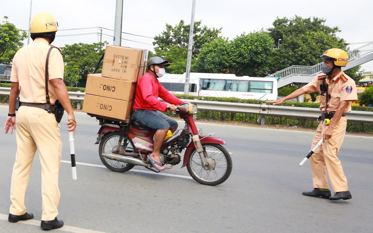 Sáng 31/5, Đội CSGT An Lạc (Phòng Cảnh sát giao thông đường bộ - đường sắt, Công an TP.HCM), tổ chức kiểm tra, xử lý xe 2 bánh không đảm bảo an toàn kỹ thuật, xe 3-4 bánh tự chế, chở hàng cồng kềnh trên quốc lộ 1, đoạn qua quận Bình Tân.