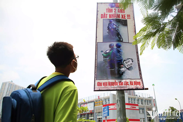 Trên biển có nội dung: “Tìm 2 anh dắt nhầm xe!!! Khu vực Nguyễn Văn Lộc, Hà Đông”. Kèm theo đó là hình ảnh hai người đàn ông đèo nhau trên một chiếc xe máy. Hình ảnh được nhấn mạnh vào biển kiểm soát của xe máy là 29- H1 876.XX.