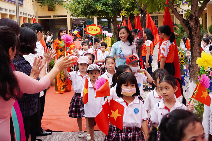 Lễ khai giảng sau đại dịch COVID-19 đã được tổ chức thống nhất trên cả nước vào sáng nay, ngày 5/9/2022 theo hướng gọn nhẹ, phù hợp với điều kiện của từng địa phương.