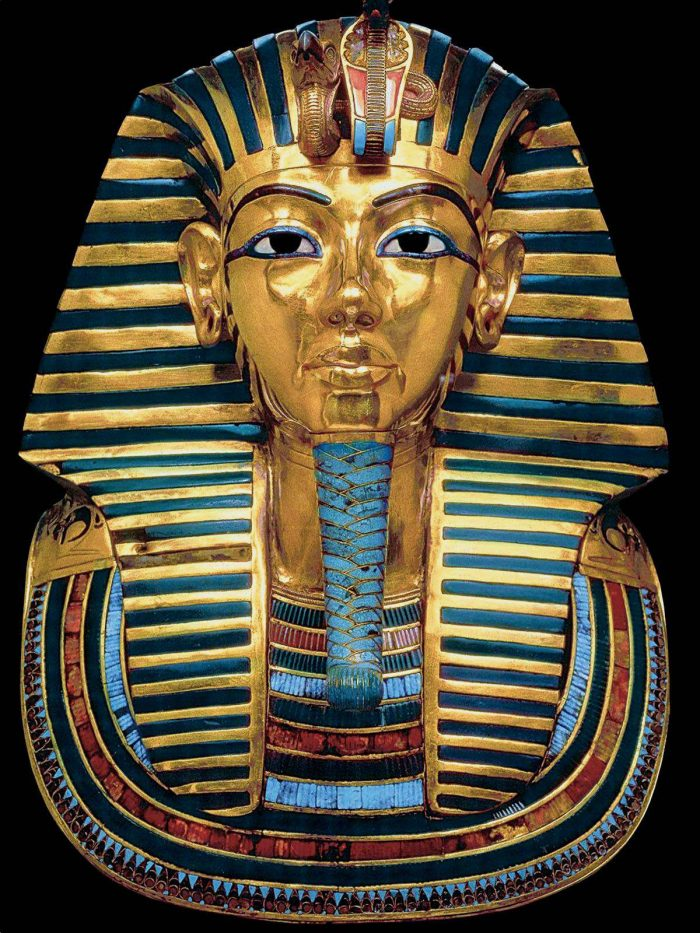 Mặt nạ của Pharaoh Tutankhamun lần đầu tiên được khai quật khi nhà khảo cổ Howard Carter mở quan tài của vị Pharaoh này vào năm 1925, và một số người tin rằng ngôi mộ cổ đã giải phóng một lời nguyền. 