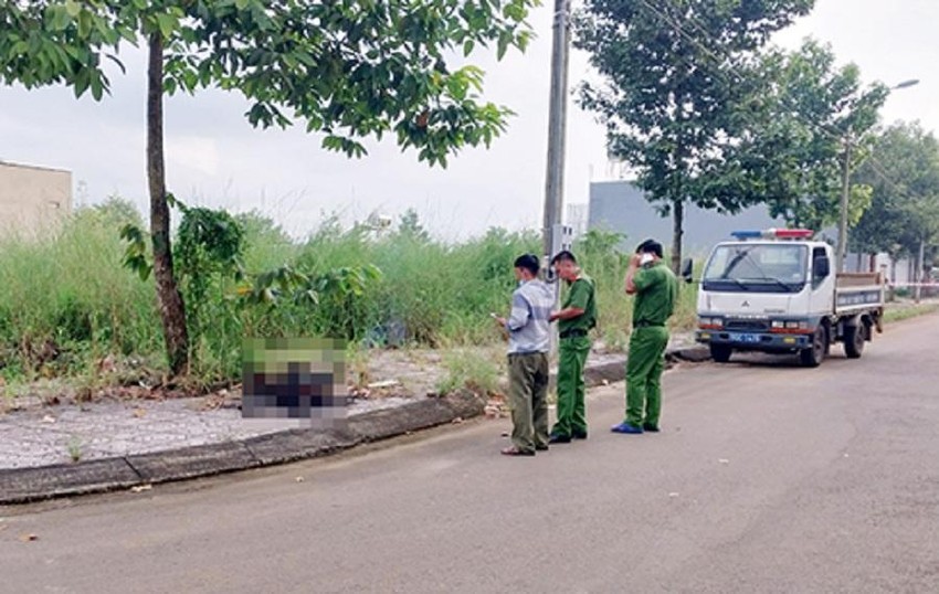  Thi thể người đàn ông chết cháy bên vệ đường: Ngày 25/10, Công an tỉnh Đồng Nai đang điều tra nguyên nhân một người đàn ông chết cháy bên đường tại khu dân cư Xóm Hố A (xã Hưng Lộc, Đồng Nai). Theo thông tin ban đầu, vào sáng cùng ngày người dân phát hiện thi thể bị cháy nằm bên vệ đường tại Khu dân cư Xóm Hố A, gần đó khoảng 10m là chiếc xe máy. Tại hiện trường, người đàn ông bị cháy đen, chân còn mang giày, mặc quần dài màu trắng. Nạn nhân được xác định là ông V.M.H. (54 tuổi, ngụ xã Hưng Lộc) là tài xế lái xe du lịch.