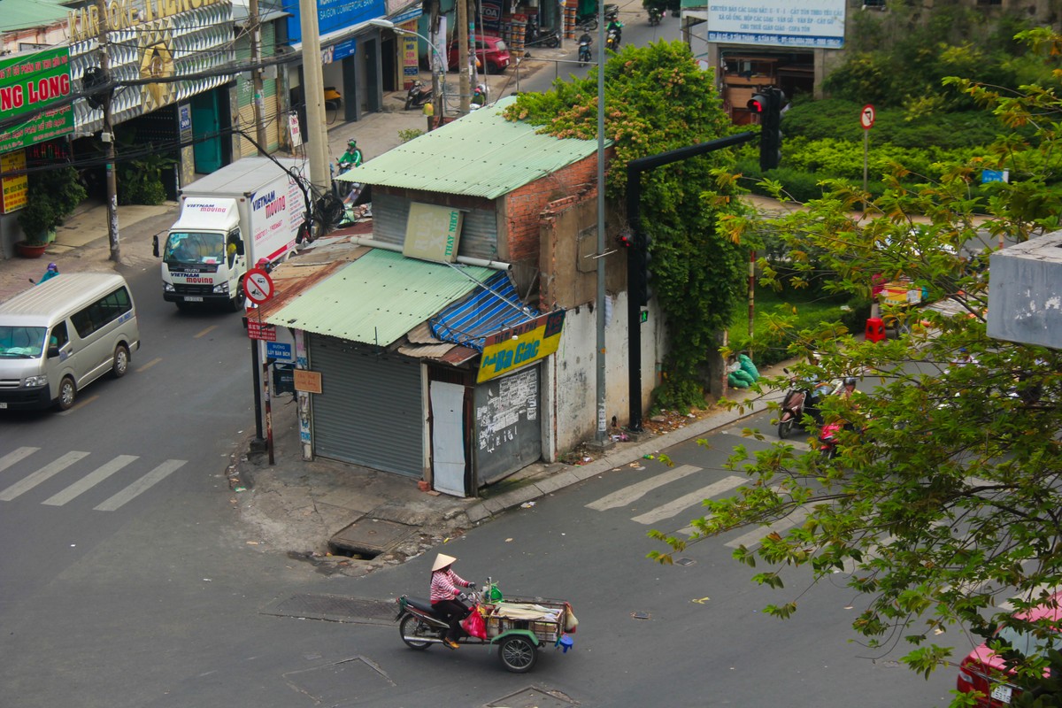   Nhiều năm nay, người dân đi qua khu vực giao lộ ngã tư Luỹ Bán Bích - Âu Cơ - Ba Vân (quận Tân Phú, TP HCM) sẽ thấy một căn nhà "cô độc" năm trơ trọi ngay giữa ngã tư. Điều đáng nói, căn nhà số 845A (đường Âu Cơ) này có 4 mặt tiền, diện tích vỏn vẹn khoảng 36 m2 và che khuất tầm nhìn người tham gia giao thông nhiều năm nay tuy nhiên chưa thể giải toả. Theo tìm hiểu, căn nhà "độc nhất vô nhị" trên là của ông Trần Sáu (phường Tân Thạnh, quận Tân Phú), đã ở hàng chục năm nay.    