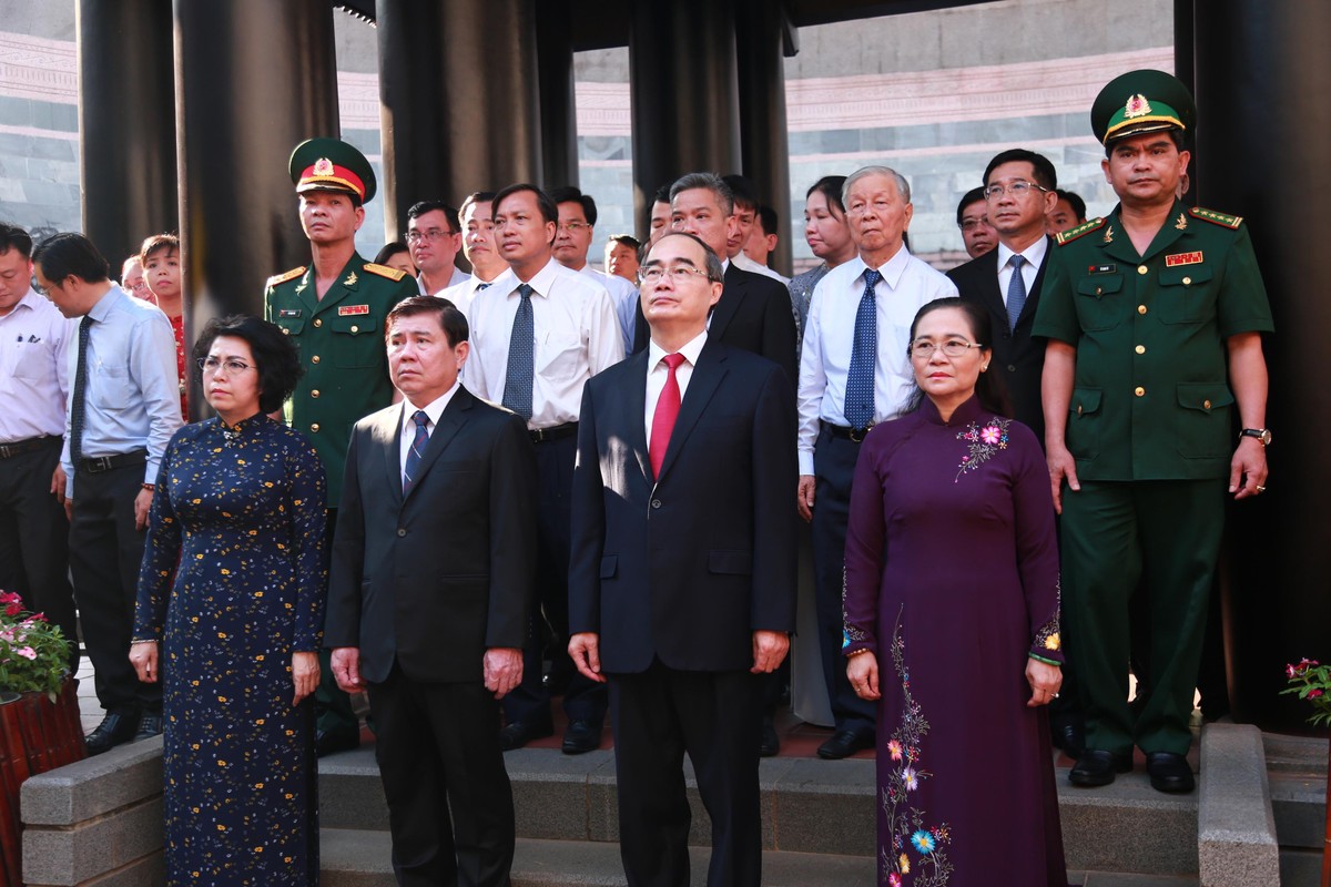 Sáng 21/1 (27 tháng Chạp), đoàn đại biểu Thành ủy, HĐND, UBND, Ủy ban MTTQ Việt Nam TP.HCM do đồng chí Nguyễn Thiện Nhân - Bí thư Thành Ủy TP.HCM dẫn đầu đã thực hiện các nghi thức Lễ dâng bánh tét Quốc tổ Hùng Vương và Đức Lễ Thành hầu Nguyễn Hữu Cảnh tại Khu tưởng niệm các Vua Hùng và Đền thờ Đức Lễ Thành hầu Nguyễn Hữu Cảnh trong khuôn viên Công viên Lịch sử - Văn hóa Dân tộc (phường Long Bình, quận 9, TP.HCM).