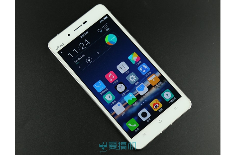 Là mẫu smartphone mới nhất đến từ nhà sản xuất Trung Quốc, Vivo X5 Max có kiểu dáng giống Oppo R5 và có độ dày chỉ 4 mm.