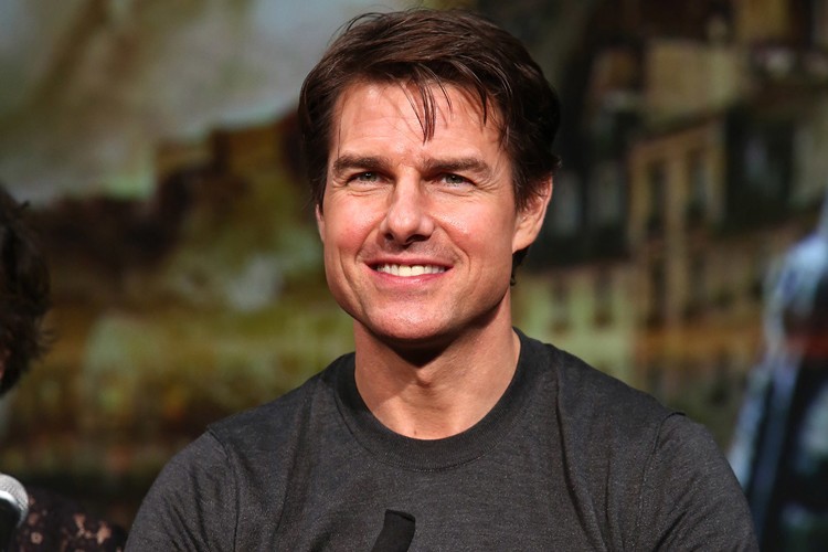 Tom Cruise từng ba lần được đề cử giải Oscar. Tuy nhiên, tài tử kém may mắn khi để tuột giải thưởng danh giá này. Được biết, năm 1990, anh gia nhập Giáo hội Scientology. Đặc biệt, ngôi  sao Hollywood này rất sùng bái giáo phái này vì cho rằng những phương pháp giảng dạy của họ đã giúp anh chữa được căn bệnh khó đọc.