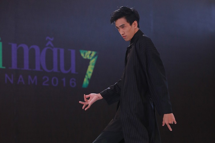 Sau phần thi catwalk trong trang phục áo tắm và tạo dáng trước ống kính, các thí sinh vòng sơ tuyển  Vietnam’s Next Top Model 2016 khu vực miền Nam bước vào phần thi phỏng vấn.