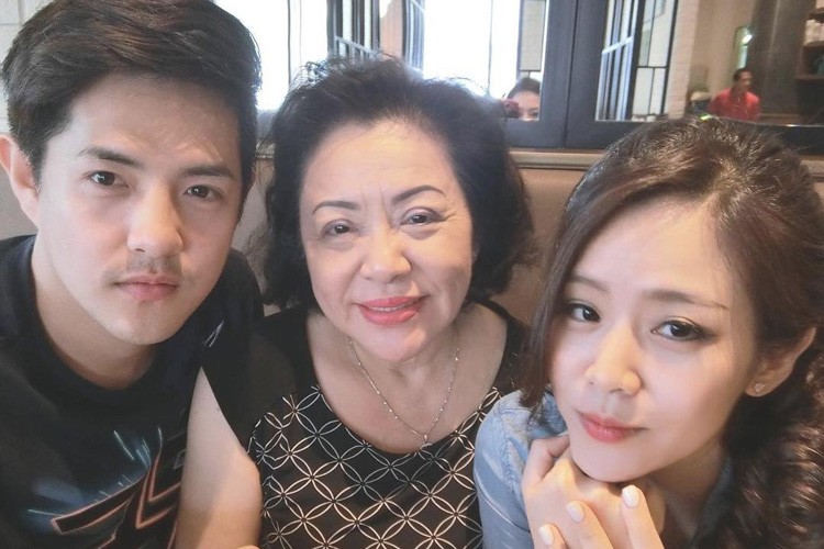 Ông Thoại Liên là em gái Ông Cao Thắng. Dù không gia nhập showbiz nhưng cô khá nổi tiếng bởi sở hữu nhan sắc xinh đẹp không kém một hot girl.