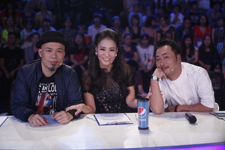 Tối qua (12/8),  ca sĩ Thu Minh xuất hiện trong Gala 4 Vietnam Idol 2016. Cô làm giám khảo cùng với nhạc sĩ Huy Tuấn và đạo diễn Nguyễn Quang Dũng.   