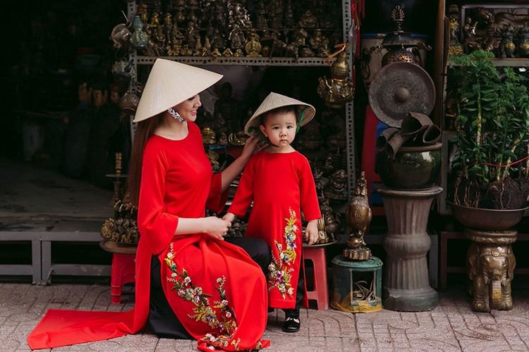  Diễn viên Trang Nhung hạ sinh con gái đầu lòng vào tháng 4/2015. Bé tên thật là Nguyễn Khánh Linh, tên thân mật là Vani.