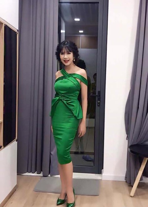 Mới đây, xuất hiện tại buổi ra mắt phim “Hot boy nổi loạn 2”,  vợ Lý Hải diện chiếc váy xanh ôm sát cơ thể. Với vóc dáng thon gọn và gương mặt trẻ trung, Minh Hà khiến nhiều người không thể tin được việc cô đã trải qua 4 lần sinh nở. (Ảnh: FBNV)