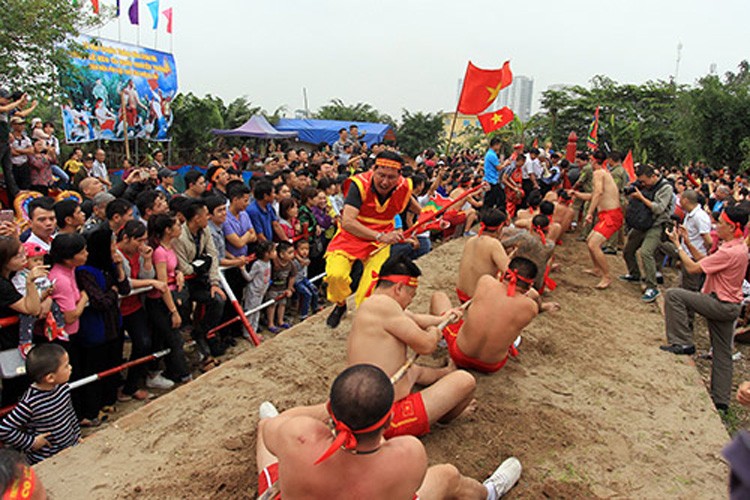 Theo ông Nguyễn Văn Phụ (cụ cao niên trong làng), truyền thuyết xưa kia kể lại, làng Ngọc Trì gặp hạn hán, trong làng có 12 cái giếng thì chỉ còn giếng thuộc xóm (gọi là mạn) Đìa còn nước. Trai mạn Đường, mạn Chợ xuống giếng mạn Đìa lấy nước bị trai mạn Đìa ngăn không cho lấy.