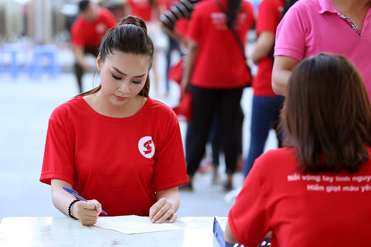 Mới đây,  Hoa hậu biển Thùy Trang đã có mặt tại Trung tâm hội nghị Quốc gia (Hà Nội) để tham gia chương trình hiến máu.