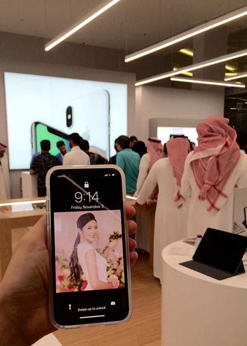  Hot Face sao Việt 24h: Hoa hậu Ngọc Hân khoe sở hữu iPhone X. Hiện tại, cô có mặt ở Ả Rập Saudi.