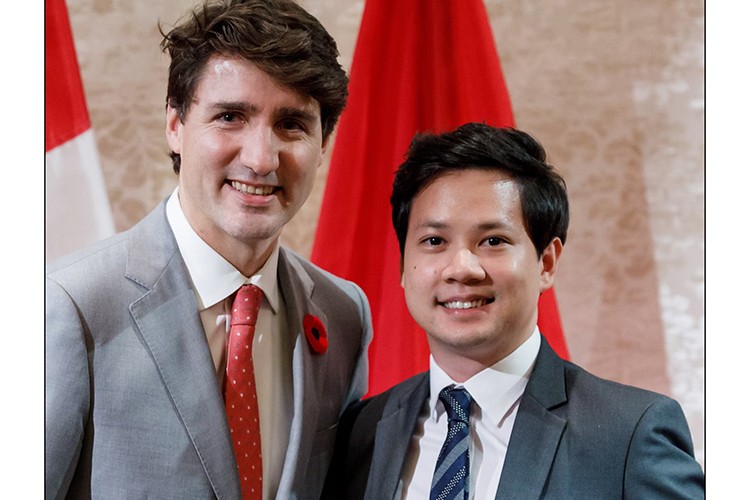  Hot Face sao Việt 24h: Trung Tín chia sẻ hình ảnh bên Thủ tướng Canada Justin Trudeau kèm chú thích: “Thứ hai đầu tuần vợ nhìn hình khen đẹp trai, nhưng biết chắc không phải khen mình”.