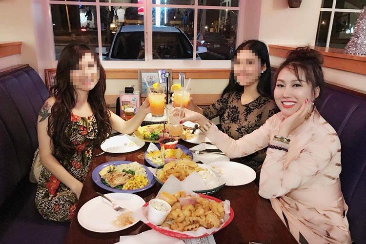  Hot Face sao Việt 24h: Giữa lùm xùm thi chui hoa hậu, Phi Thanh Vân tươi rói bên bạn bè ở Mỹ.