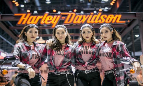  Dàn người đẹp tạo dáng bên dàn xe mới của Harley Davidson.