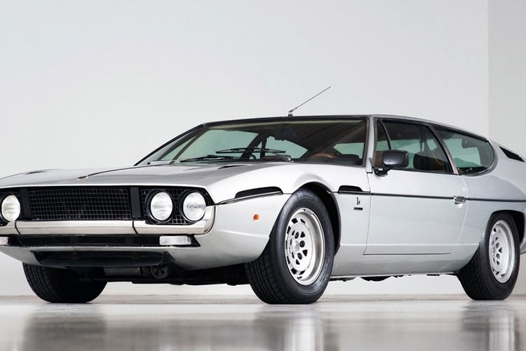 Xe  Lamborghini Espada: Trước kỷ nguyên của những chiếc siêu xe 2 cửa, Lamborghini đã từng có một giai đoạn gắn với việc sản xuất những chiếc grand tourer 4 chỗ. Lamborghini Espada được sản xuất trong giai đoạn 1968 - 1978, với 1.217 chiếc được tạo ra. Chiếc xe 4 chỗ sở hữu động cơ 3.9 lít V12 với 345 mã lực, một con số có thể nói là ấn tượng ở thập niên 60. Ảnh: Youtube