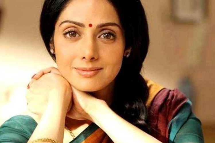 Nữ diễn viên  Sridevi Kapoor đột ngột qua đời ở tuổi 55. Theo thông tin, khi đang dự đám cưới của một người cháu, cô bị lên cơn đau tim.