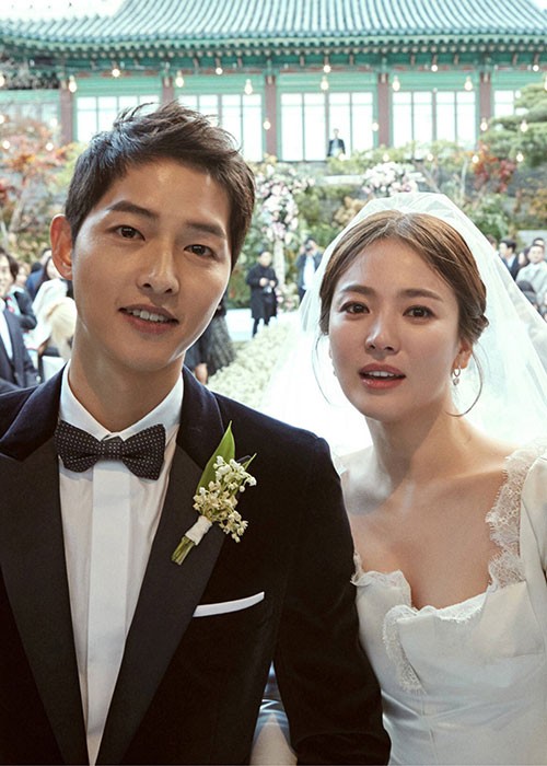 Sau khi đóng chung phim "Hậu duệ của mặt trời",  Song Joong Ki theo đuổi Song Hye Kyo mãnh liệt.