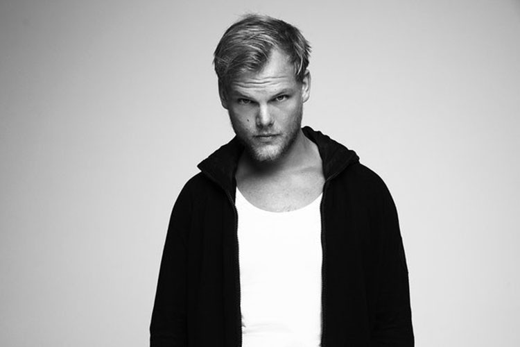 Thông tin  DJ Avicii qua đời ở tuổi 28 khiến người hâm mộ đau xót. Chủ nhân của bản hit "Wake me up" bị viêm tụy cấp tính do uống quá nhiều rượu.