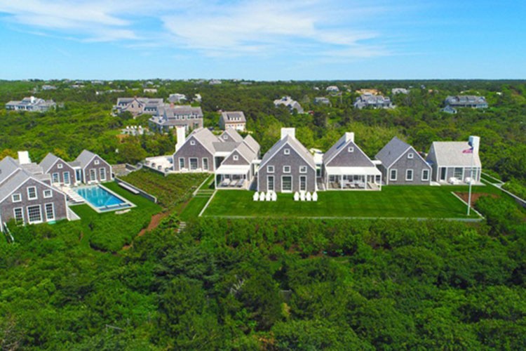 Đảo nhỏ Nantucket (Mỹ) là nơi có các căn nhà nghỉ hè của nhiều đại gia. Trong đó, phải kể đến Eric Schmidt, cựu CEO của Google, cựu CEO của General Electric Jack Welch.