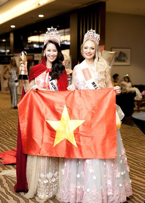 Tối ngày 24/6, trong chung kết cuộc thi Mrs Worldwide 2018 (Hoa hậu Phụ nữ Toàn thế giới 2018),  Dương Thùy Linh vượt qua hơn 20 thí sinh đến từ các quốc gia, vùng lãnh thổ trên khắp thế giới để đăng quang ngôi vị cao nhất. Ảnh: VOV