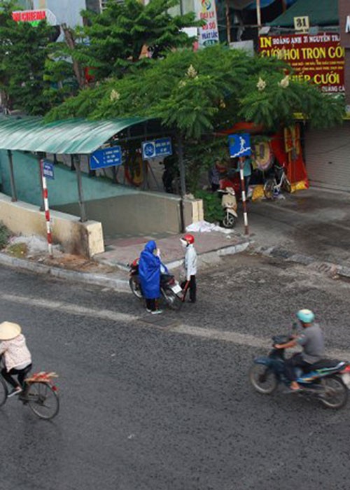 Khoảng 12h, khu vực Ngã Tư Sở bắt đầu xuất hiện  mưa lớn.