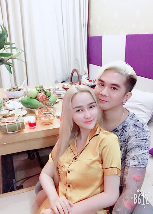 Mới đây, trên trang cá nhân,  Khánh Đơn khẳng định bạn gái Huỳnh Như là người đầu tiên anh gọi là vợ dù nam ca sĩ từng trải qua 2 lần đổ vỡ.