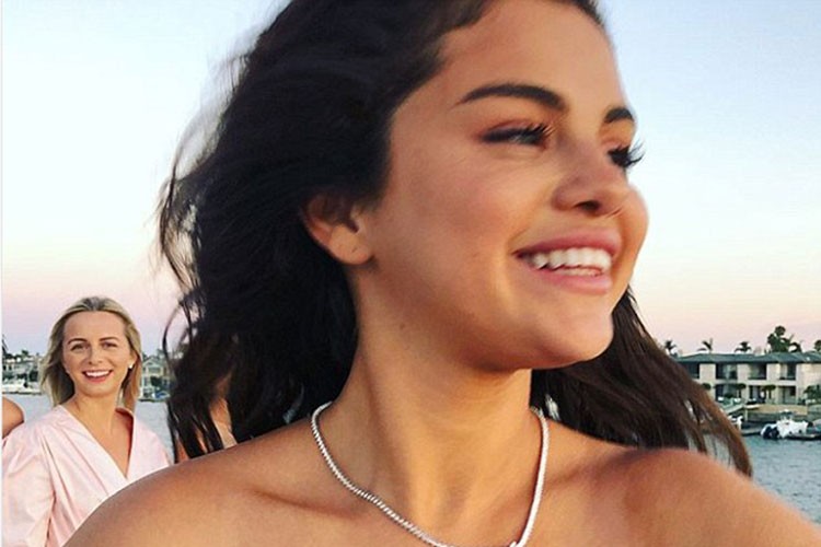 Trên trang cá nhân,  Selena Gomez vừa chia sẻ loạt ảnh đón sinh nhật lần thứ 26.