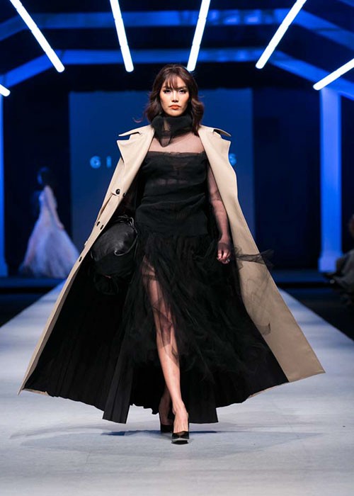  Hoa khôi Lan Khuê vừa xuất hiện trên sàn catwalk của show diễn NTK Lâm Gia Khang nằm trong khuôn khổ Tuần lễ Thời trang Quốc tế Việt Nam 2018. Trở lại sau gần 1 tháng kết hôn, Lan Khuê gây chú ý bởi thần thái đỉnh cao trong vai trò vedette của show diễn.