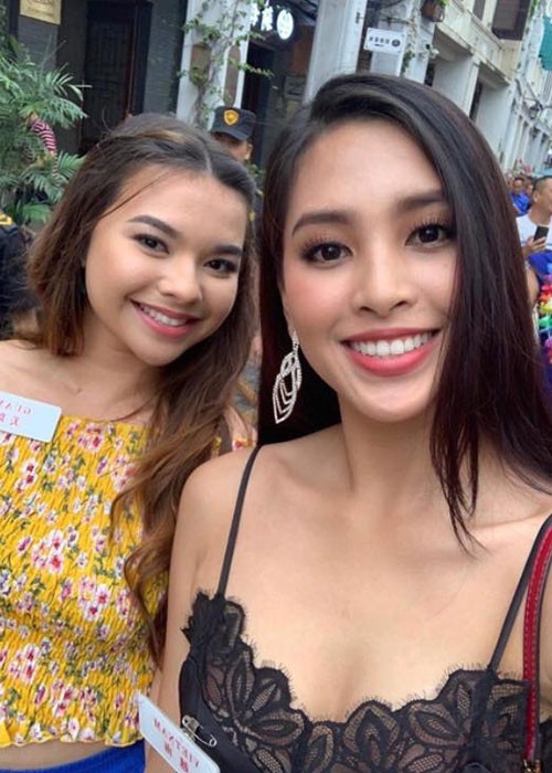 Tham gia một hoạt động tại cuộc thi Miss World 2018 (Hoa hậu Thế giới),  Hoa hậu Trần Tiểu Vy gợi cảm với áo hai dây ren.