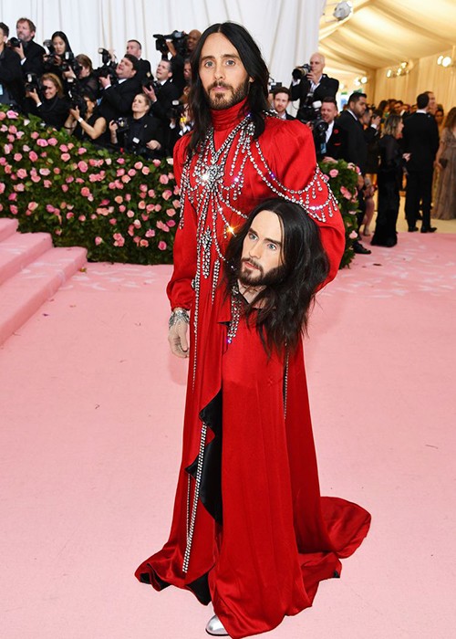 Xuất hiện trên thảm đỏ  Met Gala 2019, Jared Leto trở thành tâm điểm khi ôm đầu người nhân tạo.