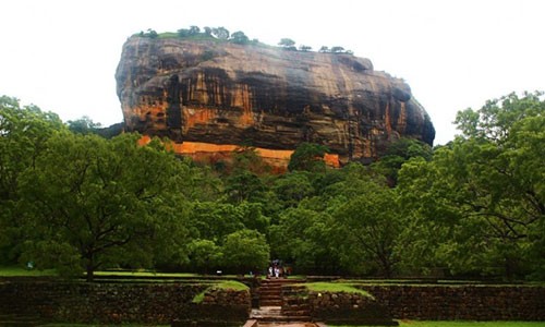 Sri Lanka: Tảng đá khổng lồ - cao 200 m từng là thủ đô trong thế kỷ thứ 5. Cung điện hoàng gia được xây dựng trên đỉnh của nó và các mặt của nó được trang trí bằng những bức bích họa đầy màu sắc dưới sự chỉ huy của Vua Kasyapa. Sau đó tảng đá này được sử dụng như một tu viện Phật giáo.