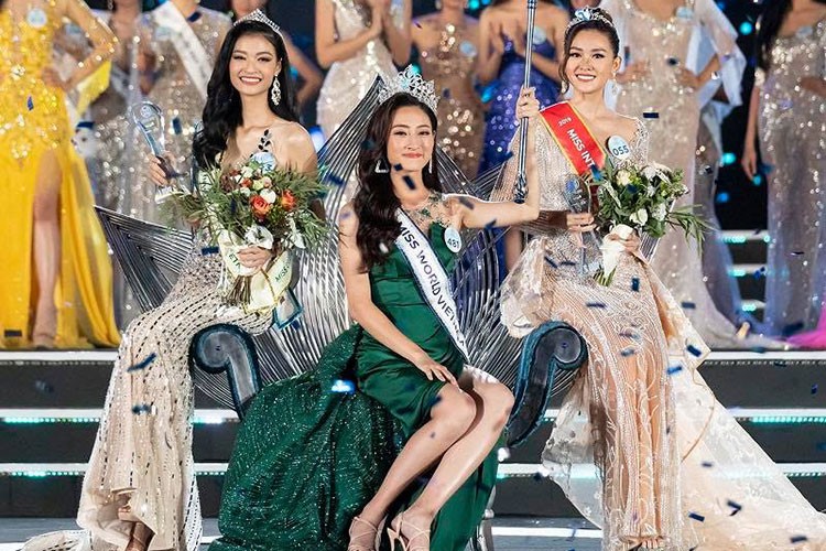 Lương Thùy Linh vừa đăng quang  Miss World Việt Nam 2019. Danh hiệu á hậu 1 và 2 lần lượt được trao cho Nguyễn Hà Kiều Loan và Nguyễn Tường San.