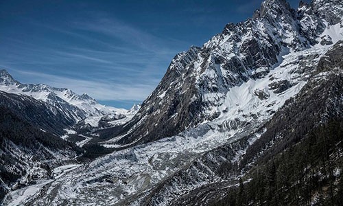 Sông băng Brenva bắt đầu từ đỉnh Mont Blanc và chảy xuống thung lũng phía dưới thuộc lãnh thổ Italy. Dòng sông băng này đã mỏng đi nhanh chóng trong vài thập kỷ qua, ngày càng trở nên không ổn định khiến mặt bên này của dãy núi xảy ra nhiều trận tuyết lở và đá rơi. Ảnh: James Whitlow Delano/Washington Post.