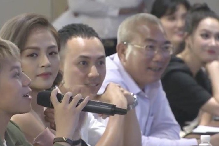 Mới đây,  Minh Hà - Thu Quỳnh cùng tham gia sự kiện giao lưu báo chí lễ trao giải Ấn tượng VTV 2019. Trong khi Minh Hà (áo đen ngoài cùng bên phải) làm MC cùng Thành Trung, Thu Quỳnh (thứ hai bên trái) là một trong số khách mời đến từ đoàn phim "Về nhà đi con". Ảnh: Vietnamnet