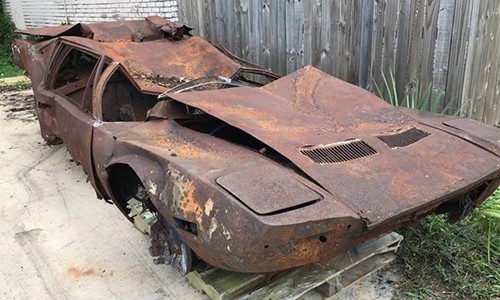 Chiếc  De Tomaso Pantera 1971 gần như không còn gì ngoài vỏ xe rỉ sét, thế nhưng chủ nhân của nó vẫn rao giá 2.000 USD.