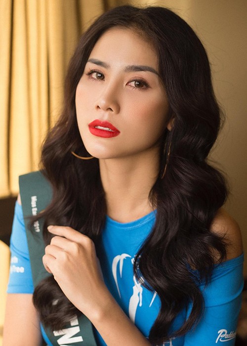  Á hậu Hoàng Hạnh đang đại diện Việt Nam tại cuộc thi Miss Earth 2019 (Hoa hậu Trái đất) được tổ chức tại Philippines. Trước ngày lên đường dự thi, người đẹp gây tranh cãi vì vướng một số ồn ào.