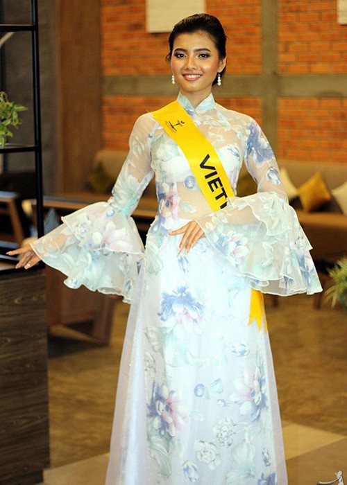 Mới đây, tham gia cuộc thi Miss Crystal Angel International 2019 (Tạm dịch: Hoa hậu Thiên thần Pha lê Quốc tế 2019), Võ Ngọc Châu diện áo dài.