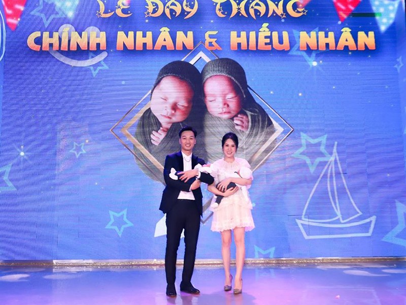 Mới đây,  MC Thành Trung và bà xã Ngọc Hương mở tiệc mừng cặp quý tử song sinh tròn 1 tháng tuổi.