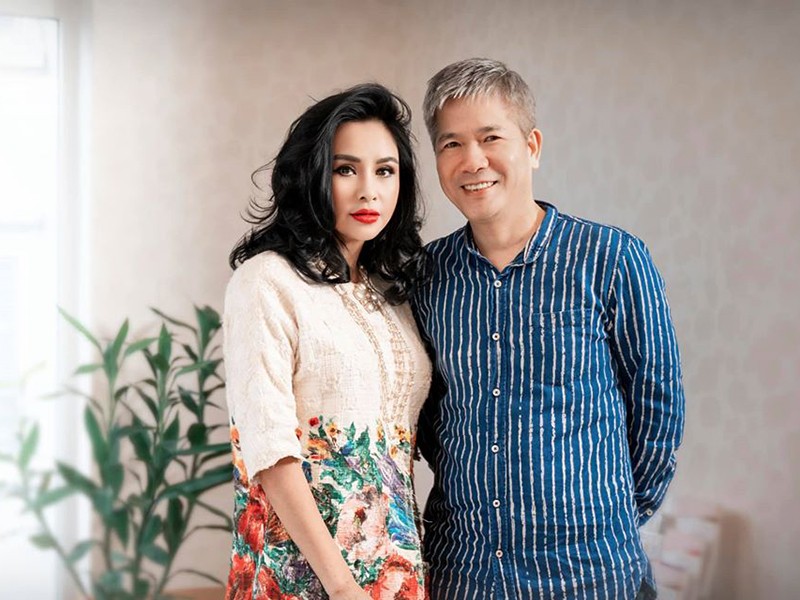  Diva Thanh Lam đang hẹn hò bác sĩ Bùi Tiến Hùng. Trước khi đến với vị bác sĩ này, Thanh Lam từng qua 2 lần đò và có 3 người con: 2 gái, 1 trai.