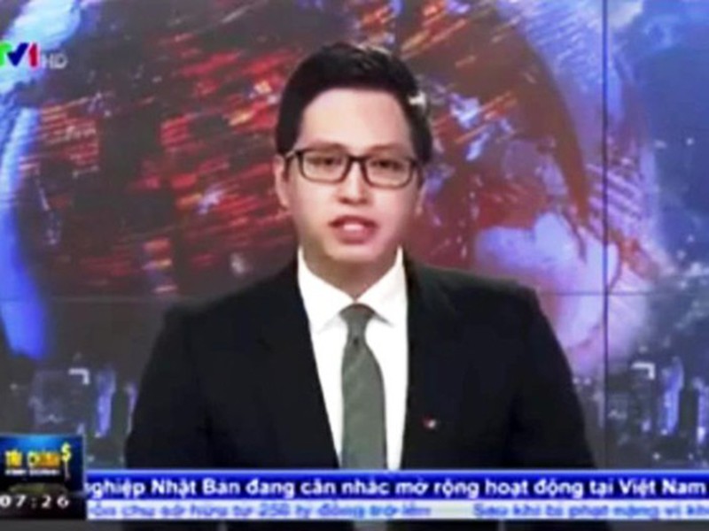 Mới đây, trong bản tin Tài chính Kinh doanh sáng 17/8 phát trên VTV1,  BTV Anh Quang cho rằng những người bán hàng rong trên vỉa hè TP HCM là “sống ký sinh trùng”. Lời dẫn này khiến anh bị "ném đá". Ảnh: PLO