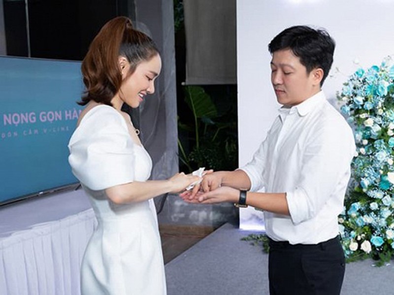 Trong showbiz,  Trường Giang nổi tiếng chiều vợ. Trong khi đó, Nhã Phương cũng chăm sóc, quan tâm đến chồng không kém. Ảnh: Ngôi sao