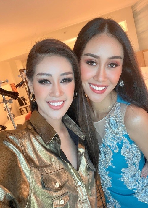 Mới đây,  Hoa hậu Khánh Vân nhận phòng ở cuộc thi Miss Universe 2020 - Hoa hậu Hoàn vũ Thế giới 2020. Đại diện Việt Nam ở chung với đại diện Malaysia - Francisca Luhong James. Dù đến trước nhưng Khánh Vân vẫn quyết định chờ bạn cùng phòng chọn giá treo đồ trước. Hành động của Khánh Vân được nhiều người khen ngợi.